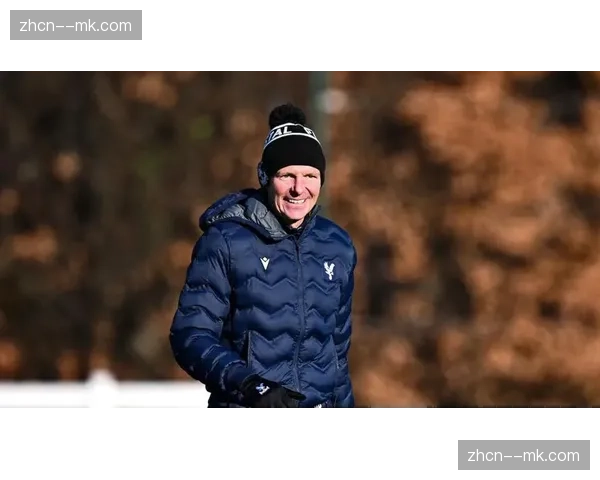 通讯：赛后更衣室，水晶宫主帅格拉斯纳与球员逐一击掌